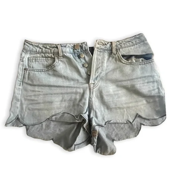 H&M Woman’s Light Blue Scallop-Hem Low Waist Denim Shorts Size: 8 - Picture 5 of 12